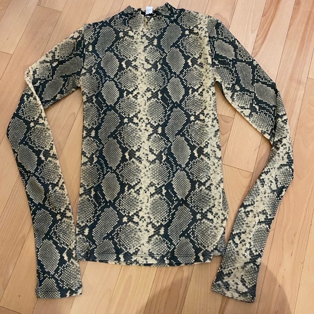 TOPSHOP - SNAKESKIN MOCKNECK LONG SLEEVE - PETITE SIZE 0